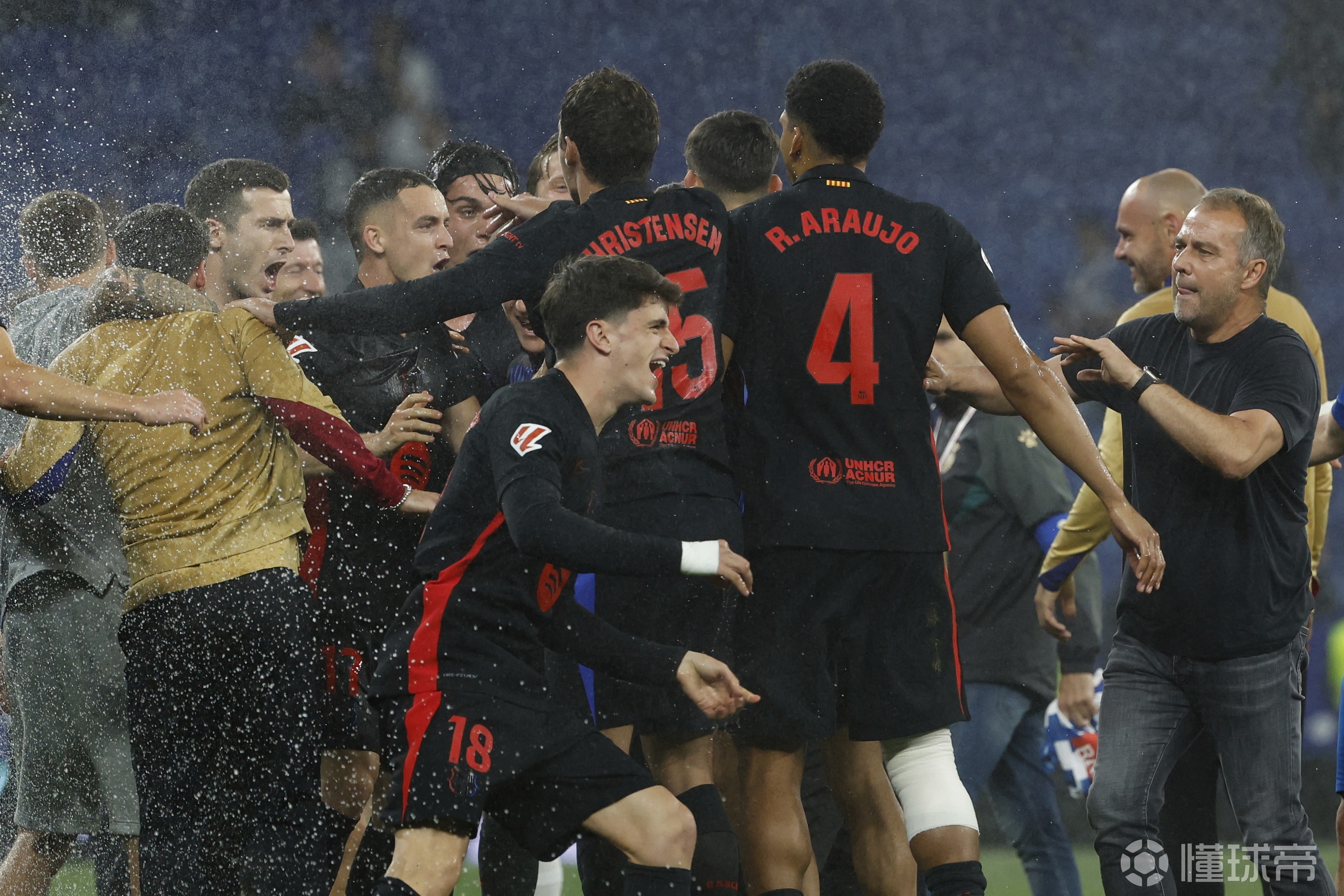 巴萨主场大捷，球员赛后激动庆祝胜利，这是显示开始文化.